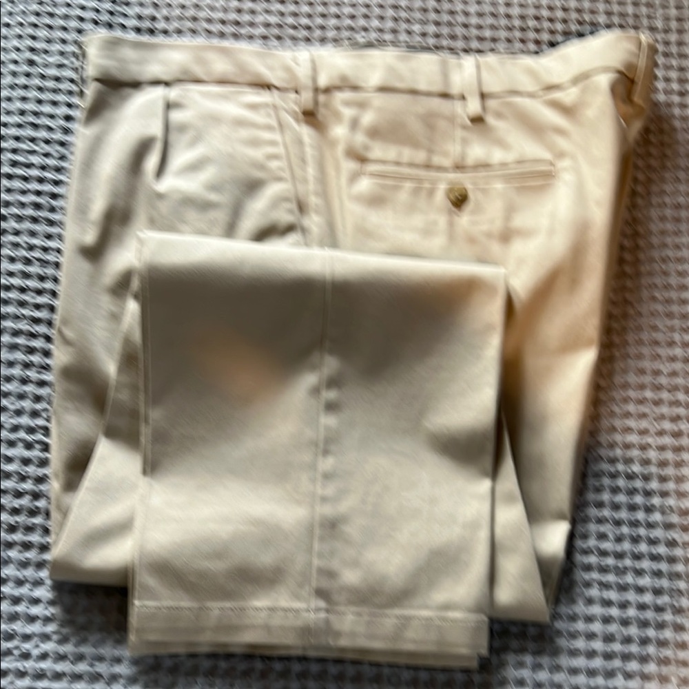 Dockers Classic, flex comfort, signature Khaki dress pant size 42x30 light tan